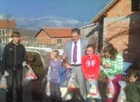 Udruženje Crnogoraca "Lovćen" uručilo paketiće djeci na Kosovu Udruženje Crnogoraca "Lovćen" uručilo paketiće djeci na Kosovu