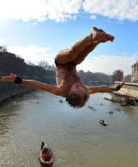 VIDEO: Hrabri kupači širom svijeta proslavili Novu godinu skokovima u vodu VIDEO: Hrabri kupači širom svijeta proslavili Novu godinu skokovima u vodu