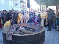 CETINJE: Zapaljen badnjak CPC na Trgu Kralja Nikole CETINJE: Zapaljen badnjak CPC na Trgu Kralja Nikole