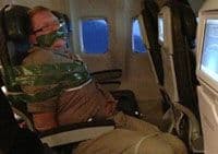 Pijanog putnika savladali ljepljivom trakom Pijanog putnika savladali ljepljivom trakom