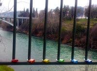 Most "Gazela" ukrašen "ljubavnim katancima" u duginim bojama Most "Gazela" ukrašen "ljubavnim katancima" u duginim bojama