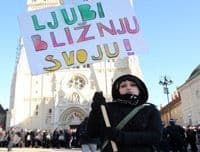 Zagreb: LGBT zajednica održala protest ispred katedrale Zagreb: LGBT zajednica održala protest ispred katedrale