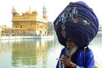 Indijac na glavi nosi turban dug 300 metara Indijac na glavi nosi turban dug 300 metara