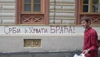Precrtan cirilicni grafit "Srbi i Hrvati braca" u centru Beograda Precrtan cirilicni grafit "Srbi i Hrvati braca" u centru Beograda