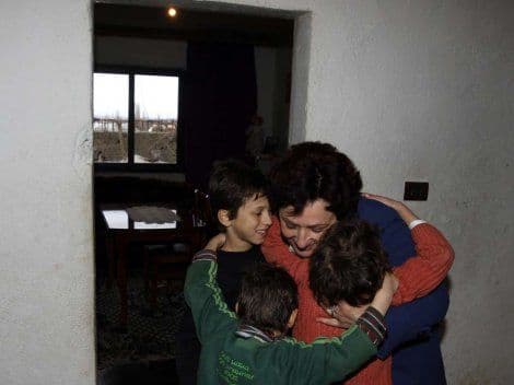 Tri brata u Albaniji zbog krvne osvete od rođenja nisu izašla iz kuće Tri brata u Albaniji zbog krvne osvete od rođenja nisu izašla iz kuće