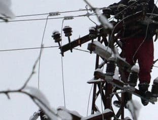 Pobjeda: Pola računa za struju, a pola za stubove koji padaju Pobjeda: Pola računa za struju, a pola za stubove koji padaju