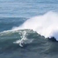 VIDEO: Ginisov rekord, surfovao na talasu visokom 33 metra VIDEO: Ginisov rekord, surfovao na talasu visokom 33 metra