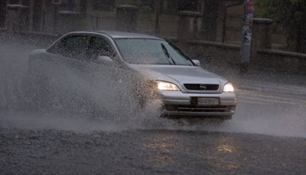 Oprez zbog mokrih puteva i poledice Oprez zbog mokrih puteva i poledice