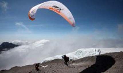 Strahuje se da je najmanje 100 paraglajdera izgubljeno na Kilimandžaru Strahuje se da je najmanje 100 paraglajdera izgubljeno na Kilimandžaru