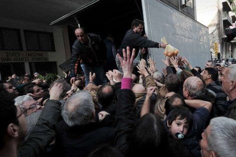 Kao Beograd 1993: Gladni Grci se tukli oko besplatnog povrća, jedan čovjek izgažen Kao Beograd 1993: Gladni Grci se tukli oko besplatnog povrća, jedan čovjek izgažen