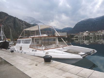 Katamaran za prevoz putnika Kotor-Prčanj u kvaru Katamaran za prevoz putnika Kotor-Prčanj u kvaru