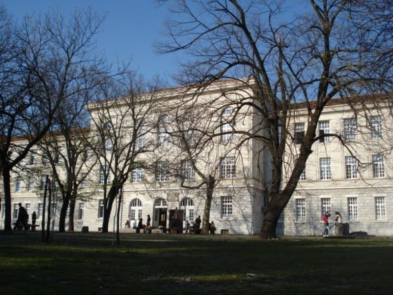 U tuči ispred podgoričke Gimnazije uboden srednjoškolac D.R. U tuči ispred podgoričke Gimnazije uboden srednjoškolac D.R.