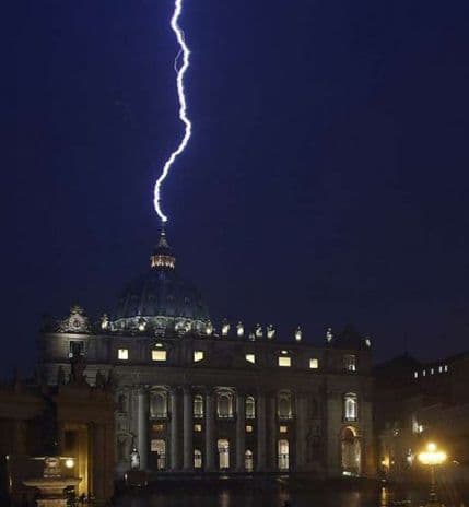 VIDEO: Grom udario u Katedralu Sv. Petra nakon papine najave povlačenja VIDEO: Grom udario u Katedralu Sv. Petra nakon papine najave povlačenja