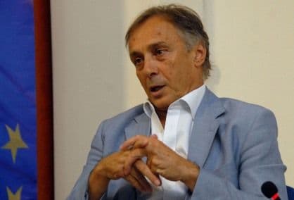 Lekićev slogan ''Pravi predsjednik'', iz crnogorskog grba uzeo lava na štitu Lekićev slogan ''Pravi predsjednik'', iz crnogorskog grba uzeo lava na štitu