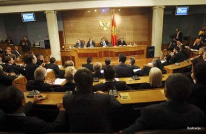 Pogledajte kako crnogorski poslanici plešu protiv nasilja nad ženama Pogledajte kako crnogorski poslanici plešu protiv nasilja nad ženama