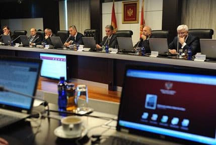 Vlada usvojila Odluku o zaduživanju u 2013. i podržala akciju Jedna milijarda ustaje Vlada usvojila Odluku o zaduživanju u 2013. i podržala akciju Jedna milijarda ustaje