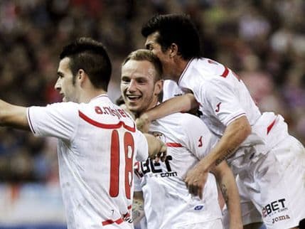 Primera: Sevilja slavila protiv fenjeraša Primera: Sevilja slavila protiv fenjeraša