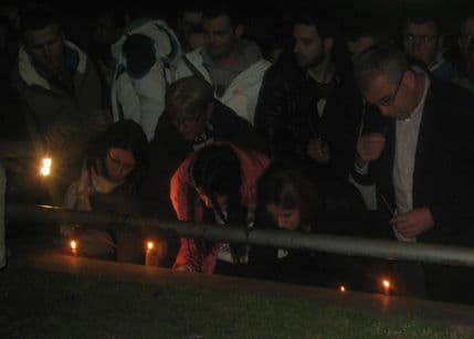 Podgorica protiv nasilja: Nekoliko stotina građana odalo počast braći Gojačanin (VIDEO) Podgorica protiv nasilja: Nekoliko stotina građana odalo počast braći Gojačanin (VIDEO)