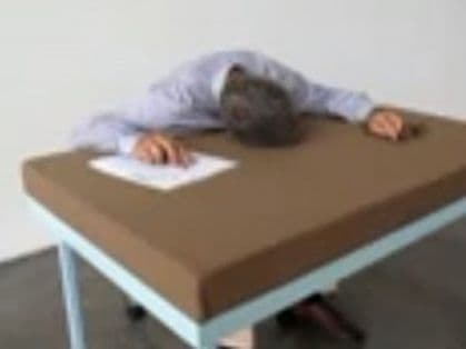 Dizajner kreirao sto za drijemanje na poslu Dizajner kreirao sto za drijemanje na poslu