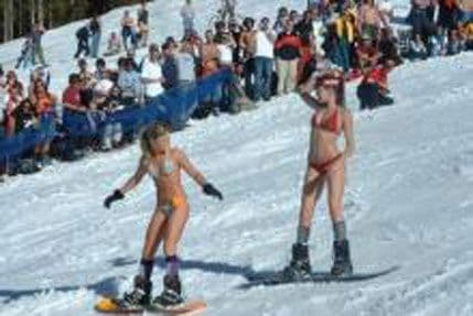 Nova moda u Sibiru: Vožnja snouborda u bikiniju Nova moda u Sibiru: Vožnja snouborda u bikiniju