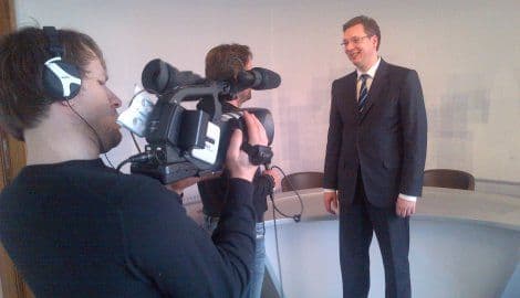 Medijski ekspert Merkelove trenirao Vučića: Ne gledajte u pod, govorite glasnije Medijski ekspert Merkelove trenirao Vučića: Ne gledajte u pod, govorite glasnije