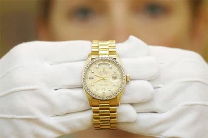 Bugarski sveštenik "roleksom" plaća račun crkve za struju Bugarski sveštenik "roleksom" plaća račun crkve za struju