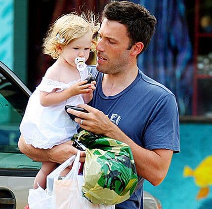 Ben Aflek napao fotografa i istrgnuo mu fotoaparat Ben Aflek napao fotografa i istrgnuo mu fotoaparat