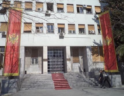 UPRKOS ZAKONU: Ni čelne institucije nemaju prilaz za osobe sa invaliditetom! UPRKOS ZAKONU: Ni čelne institucije nemaju prilaz za osobe sa invaliditetom!