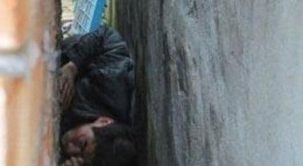 Pijani Kinez se vraćao kući iz kafane i zaglavio između dva zida Pijani Kinez se vraćao kući iz kafane i zaglavio između dva zida