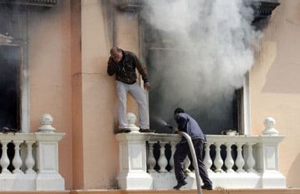 VIDEO: Navijači Al-Ahlija zapalili zgradu Fudbalske federacije Egipta VIDEO: Navijači Al-Ahlija zapalili zgradu Fudbalske federacije Egipta