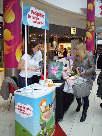 Garderobu i obuću za djecu doniralo oko 200 građana Garderobu i obuću za djecu doniralo oko 200 građana