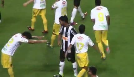 VIDEO: Rival se klanjao Ronaldinju VIDEO: Rival se klanjao Ronaldinju