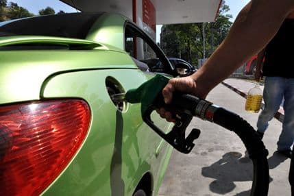 Od ponoći jeftiniji benzin i lož ulje Od ponoći jeftiniji benzin i lož ulje