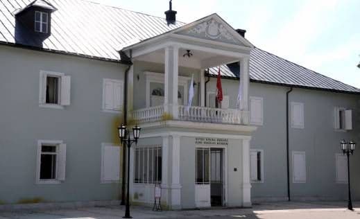 Grupa građana traže da se Dvorcu Kralja Nikole vrati crvena boja Grupa građana traže da se Dvorcu Kralja Nikole vrati crvena boja