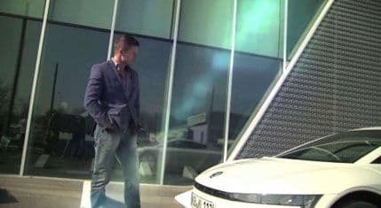 VIDEO: Feliks Baumgartner u futurističkom Folksvagenu "XL1" VIDEO: Feliks Baumgartner u futurističkom Folksvagenu "XL1"