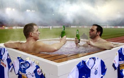 Zaboravite VIP ložu – Đakuzi i pivo kraj terena su hit! Zaboravite VIP ložu – Đakuzi i pivo kraj terena su hit!