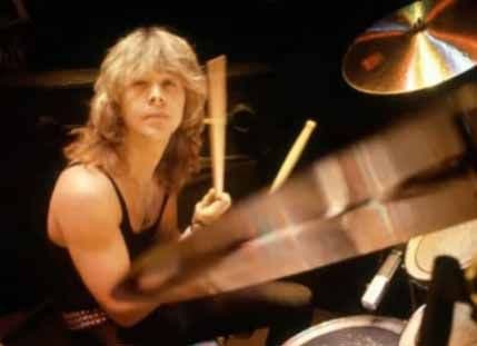 Preminuo Klajv Bur, bivši bubnjar "Ajron mejdena" Preminuo Klajv Bur, bivši bubnjar "Ajron mejdena"