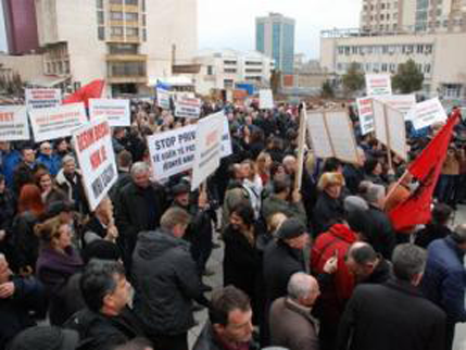Kosovari protestovali protiv privatizacije Pošte Kosovari protestovali protiv privatizacije Pošte