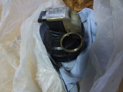 Policija oduzela pištolj i ručnu bombu Policija oduzela pištolj i ručnu bombu