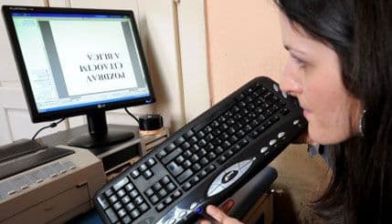 Djevojka koja vidi naopačke koristi specijalni monitor Djevojka koja vidi naopačke koristi specijalni monitor