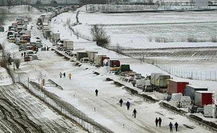 Turisti iz Srbije među 13.000 oslobođenih iz smetova na putevima Mađarske Turisti iz Srbije među 13.000 oslobođenih iz smetova na putevima Mađarske
