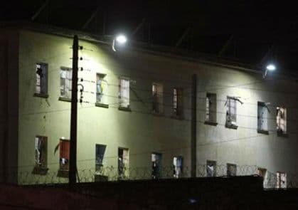 Zatvorenik u Grčkoj drži šestoricu talaca Zatvorenik u Grčkoj drži šestoricu talaca