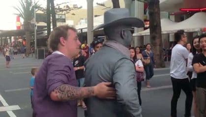 Pogledajte: „Živi kip“ udario muškarca koji mu je dosađivao Pogledajte: „Živi kip“ udario muškarca koji mu je dosađivao