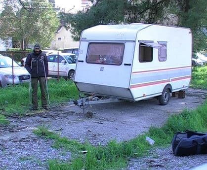 TV Atlas: Beskućniku Žugiću kupljena nova prikolica TV Atlas: Beskućniku Žugiću kupljena nova prikolica