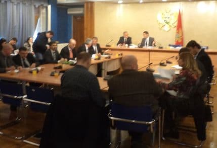 Odgođeno glasanje o KAP-u, usvojen Prijedlog o smanjenju zarada predstavnicima regulatornih agencija Odgođeno glasanje o KAP-u, usvojen Prijedlog o smanjenju zarada predstavnicima regulatornih agencija