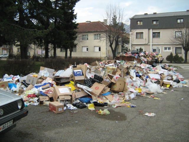 Berane zatrpano smećem zbog barikada prema deponiji, građani pišu peticije Berane zatrpano smećem zbog barikada prema deponiji, građani pišu peticije