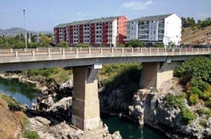 Djevojka se bacila sa Vezirovog mosta Djevojka se bacila sa Vezirovog mosta