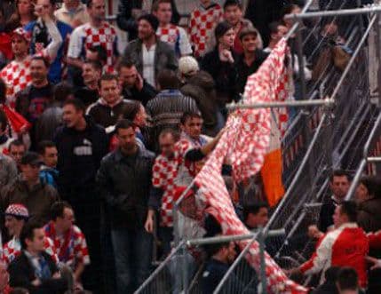 Hrvati najavili: Utakmica se prekida u slučaju skandiranja "ubij Srbina" Hrvati najavili: Utakmica se prekida u slučaju skandiranja "ubij Srbina"