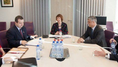 Dačić i Tači u istom avionu putuju iz Brisela u Njujork Dačić i Tači u istom avionu putuju iz Brisela u Njujork