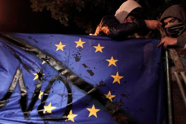 Zapaljena zastava EU na Kipru Zapaljena zastava EU na Kipru